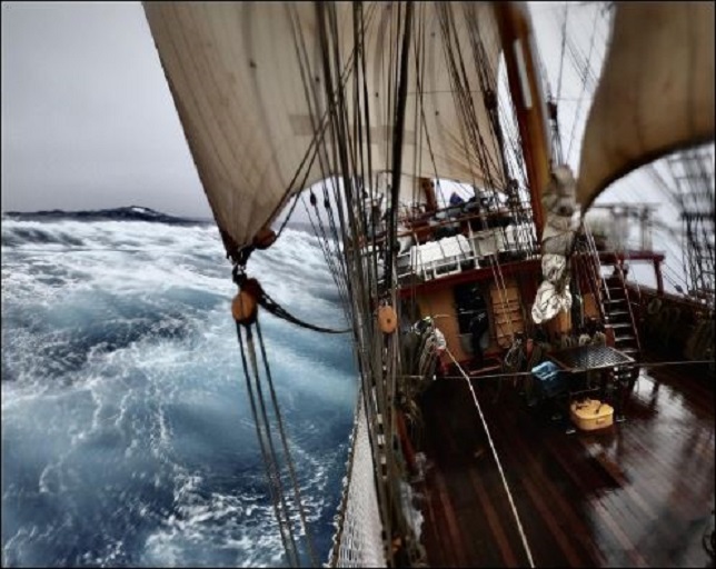 Bark Europa bij flinke wind en zeegang eerder deze week (foto: Michael Russo)