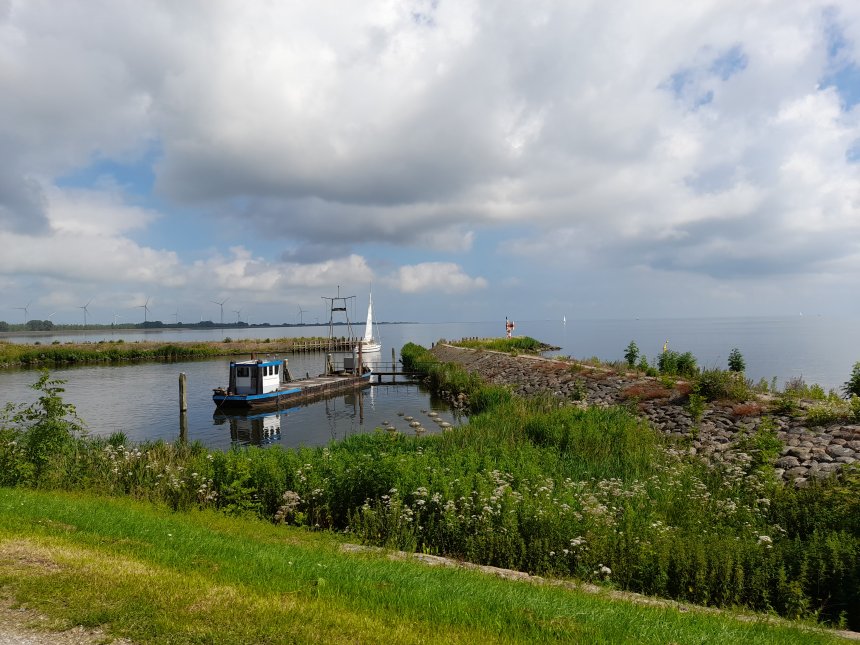 Volledige windstilte. De uitvaart van Medemblik vanaf het Radboud-kasteel.