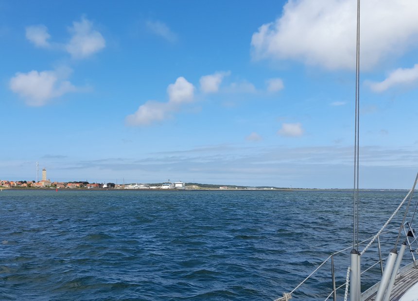 De aanloop van West-Terschelling. Links de Brandaris.