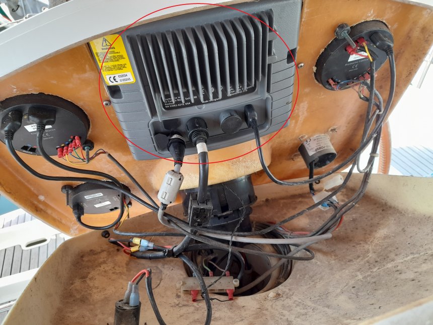 De dekplaat met appartuur op de opengewerkte stuurstand. In de rode cirkel de Raymarine RL70c radar/plotter. Ik kreeg hem er niet uit.