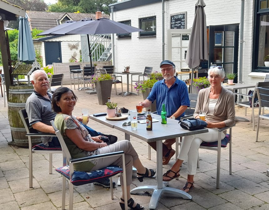 Op het terras van Hotel Jans in Rijs met Sjouke & Vivi.