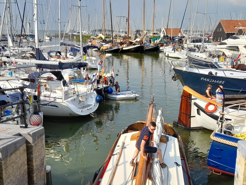 De haven is vol. Dulce ligt helemaal links. Er gaat juist een tjalk door de sluis (midden).
