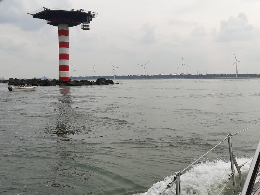 We ronden het noorderhavenhoofd van de Nieuwe Waterweg.