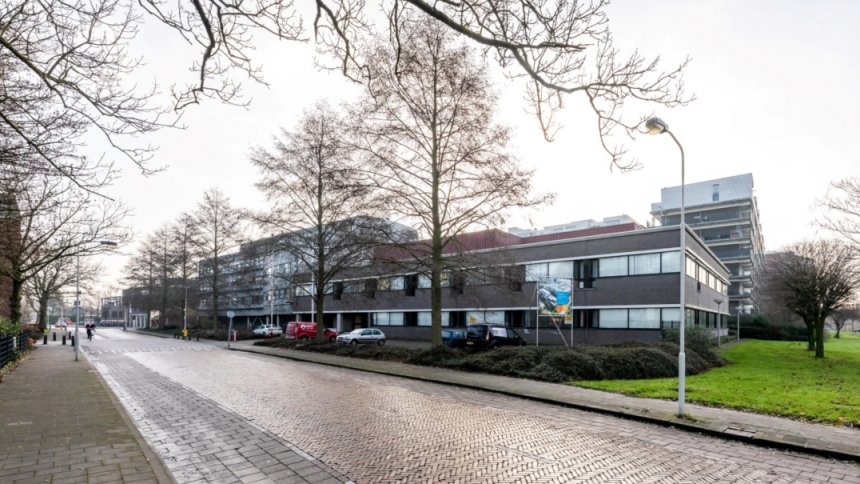 Het voormalige belastingkantoor aan de Vroedschapstraat was eerder al opvangcentrum voor asielzoekers (foto Rijksgebouwendienst)