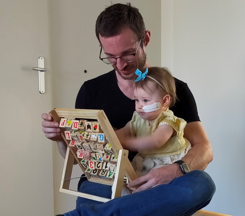 Nora bij haar pappa met ons cadeautje.