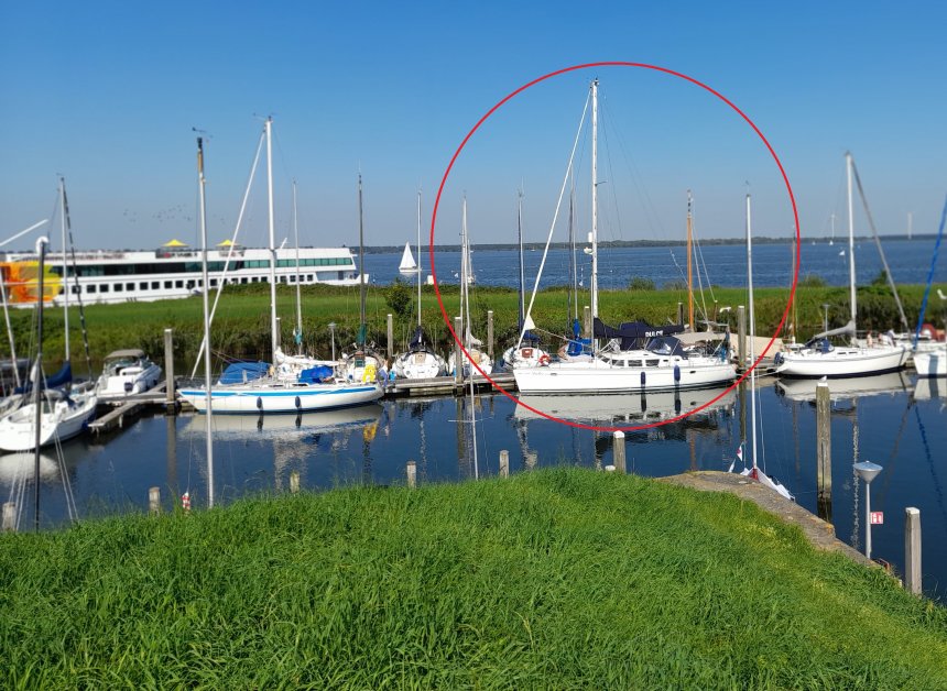 Dulce in Willemstad (NB) vanaf de vestigwal. Op de achtergrond het Hollandsch Diep, links ligt een cruiseschip in de haveninvaart.