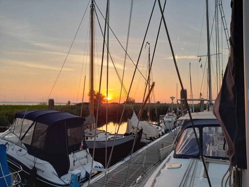 Willemstad. Zonsopgang boven het Hollandsch Diep.