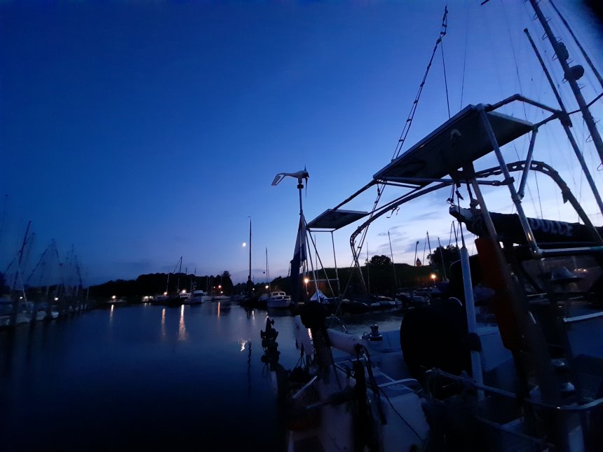 Willemstad. Avond in de haven. Zoek de halve maan.