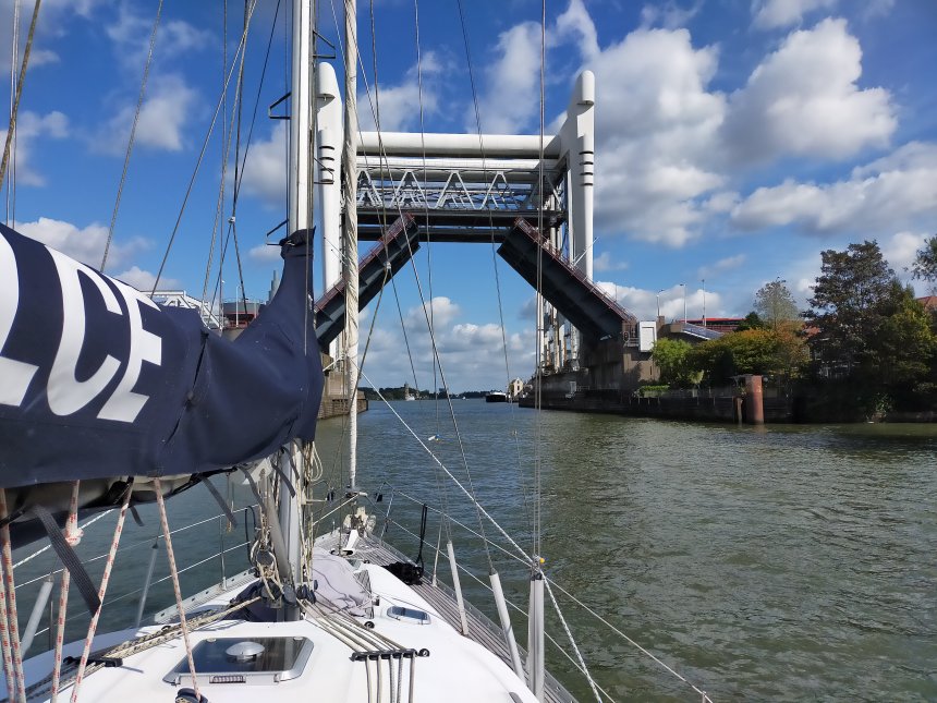 De verkeersbruggen over de Oude Maas bij Dordrecht.