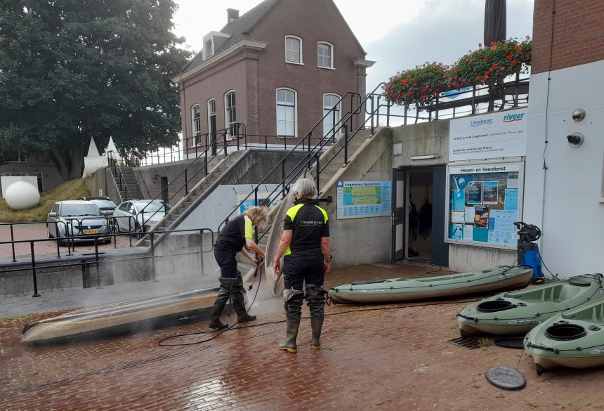 De havendienst spuit de huurkano