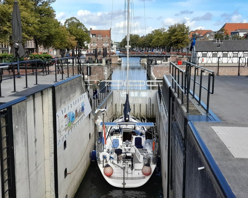 Dulce past maar nét in het Lingesluisje.