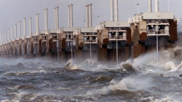 De Oosterscheldekering.