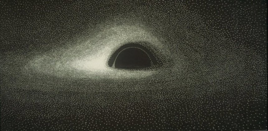 Een zwart gat verlicht door invallende materie, een tekening van 1979, lang voordat er een werd waargenomen. Je ziet maar de helft van het gat; de onderste helft wordt afgedekt door de accretieschijf van materie eromheen. Credit: Jean-Pierre Luminet.