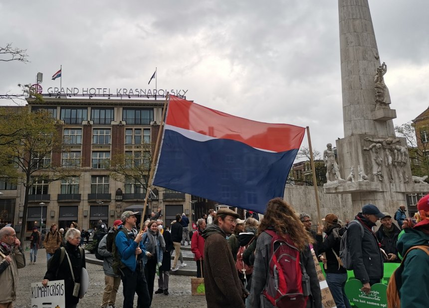 Gespot op de klimaatdemonstratie in Amsterdam. De nieuwe vlag van Nederland.. (foto op Twitter aangetroffen)