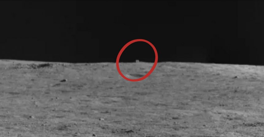 Opname door het Yutu-2 maankarretje van een grote kubus aan de achterkant van de maan (foto: CNSA)