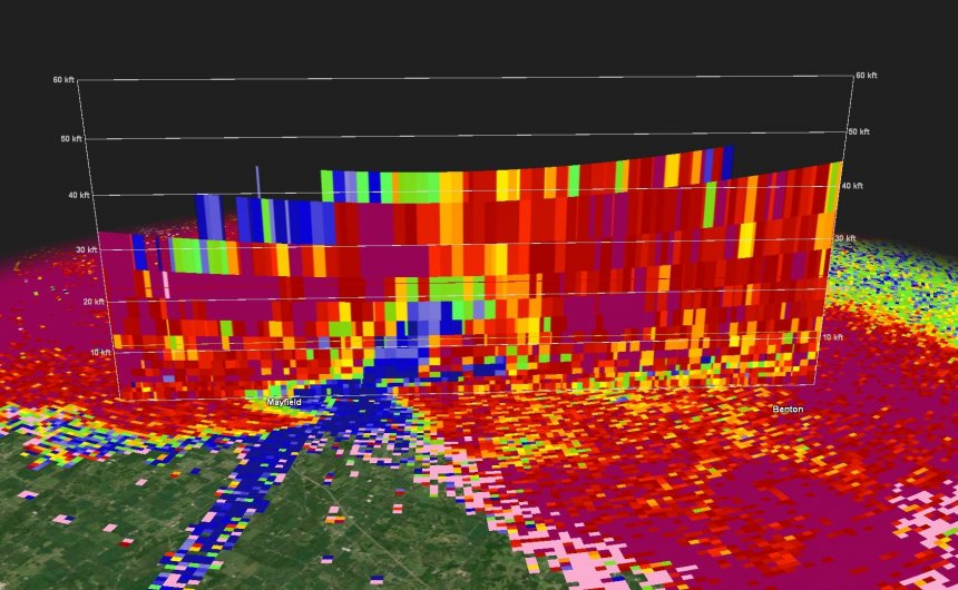 Puin van de supertornado bij Mayfield in de staat Kentucky werd tot boven 10 kilometer (>30 Kft) hoogte opgestuwd.