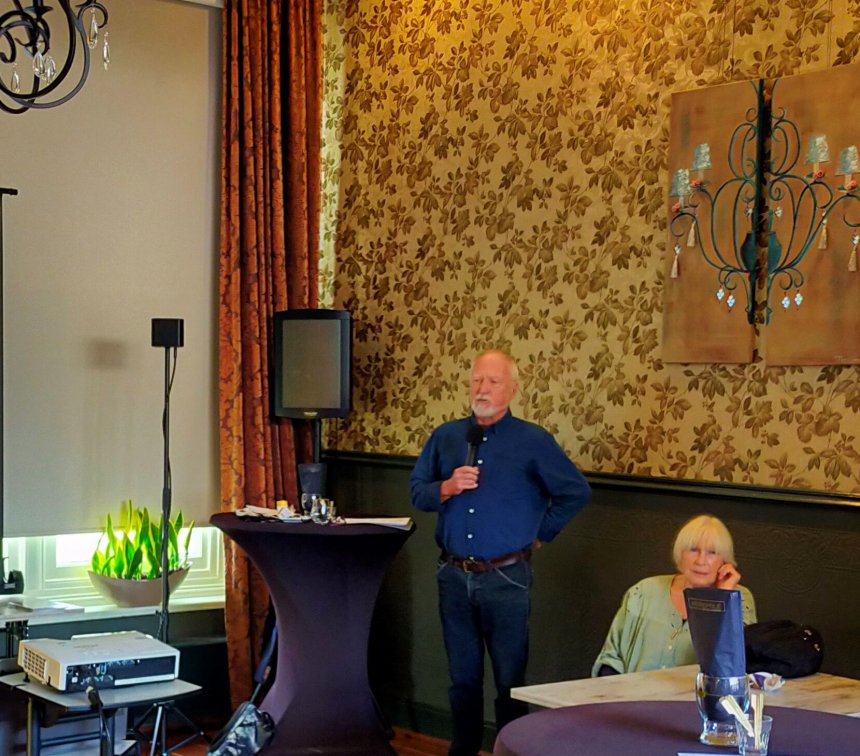 Mijn lezing op het 10-jarig bestaan van de Gorcumse Poëzieroute in Restaurant Metropole.(foto: Anna)