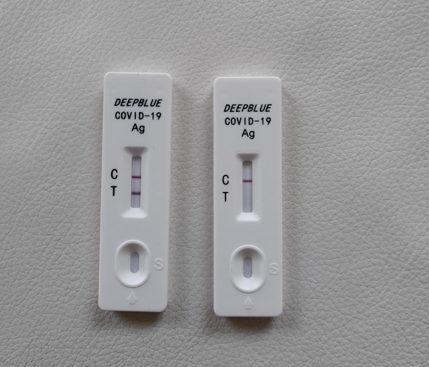 Onze zelftesten vanmorgen, rechts van Anna, links van mij.