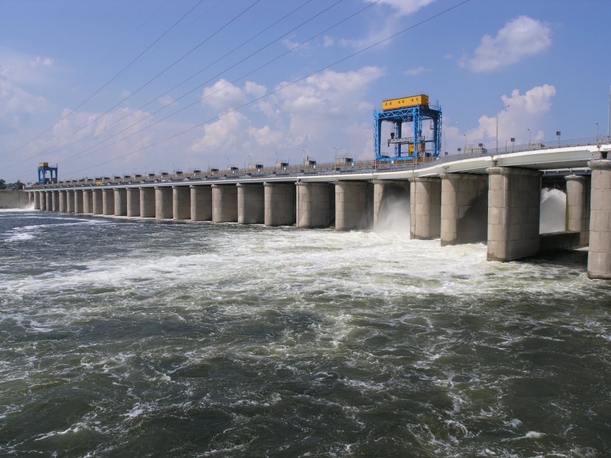 De hydroelectrische dam bij Nova Kakhova in de Dnipro.
