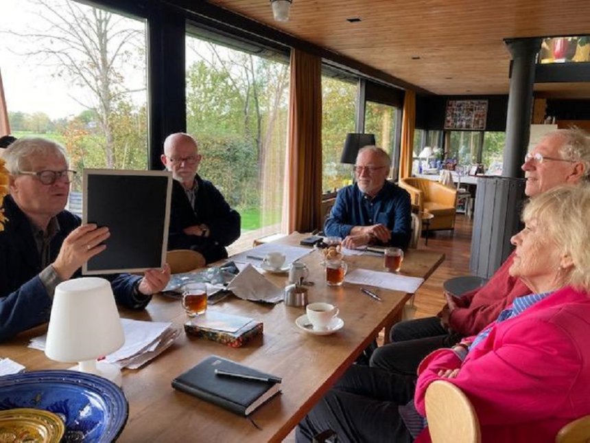 Het bestuur van de Poëzieroute. Vlnr. Bert (neemt afscheid), Marcel, ik, Joop en Liesbet. (Foto: Tonny Hartog)
