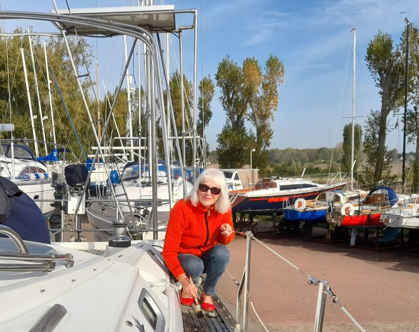 Insmeren van het teakdek van Dulce met de algendoder Boracol. Foto van gisteren.