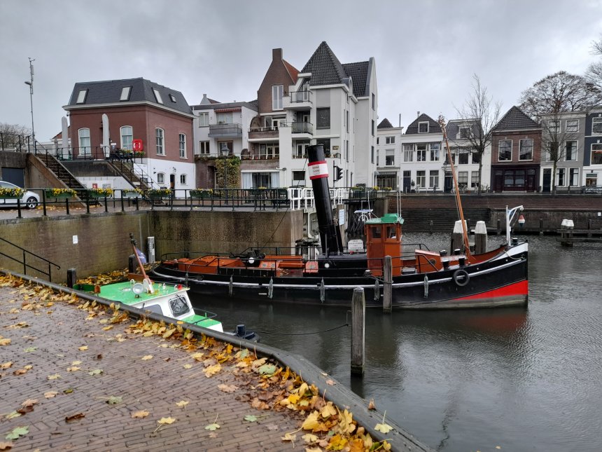 Sinds de aankomst van Sinterklaas ligt de stoomsleepboot Jan de Sterke weer op zijn winterplek.