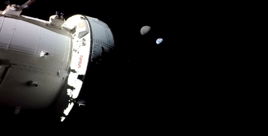 Opname van maan en aarde door de Orion-capsule. het kleinste bolletje (rechts) is de aarde. (beeld: NASA)