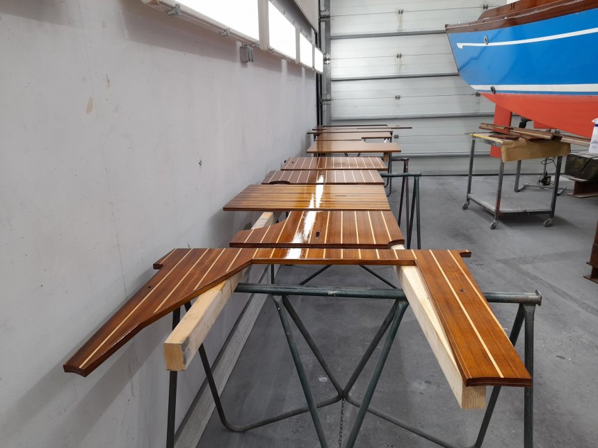 De delen van onze kajuitvloer worden grondig opgeknapt.