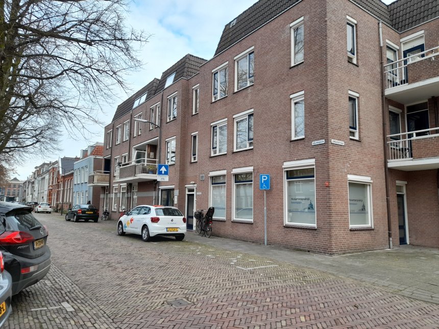 De huisartsenpraktijk 'Kalkhaven'.op nummer 33. Hier stond tot 1961 het smalste huisje van Gorcum.