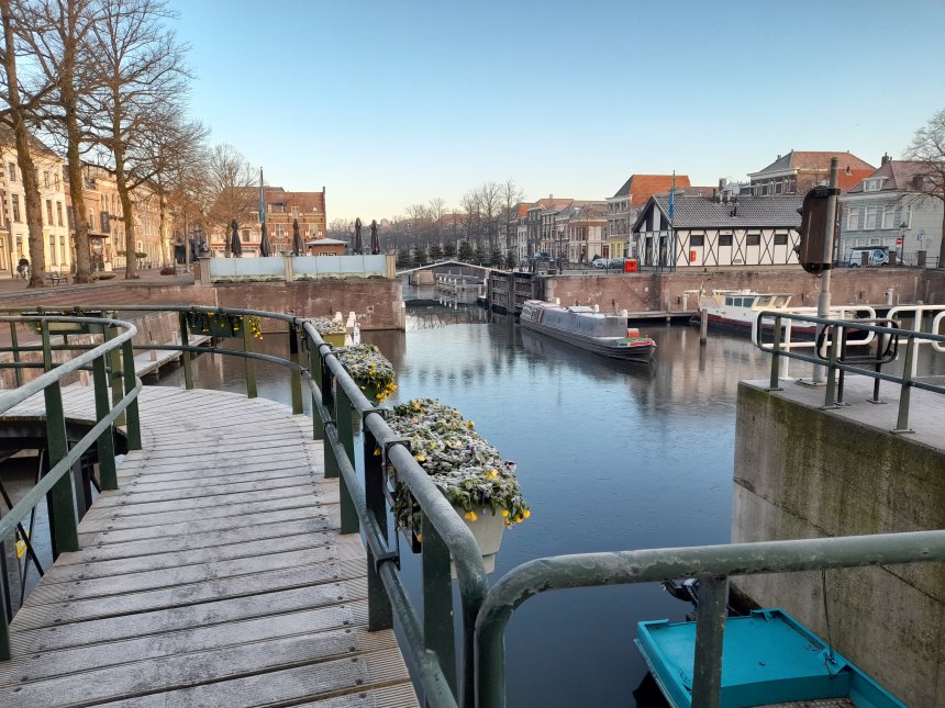 Er ligt vanmorgen een dun vliesje ijs in de haven.