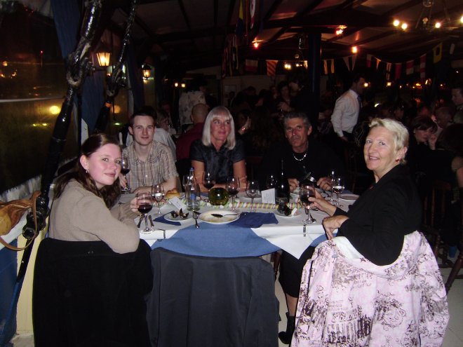 Oudjaarsavond in de Black Pearl. Vlnr. Esther, Rommert, Ans, Jaap en Diana