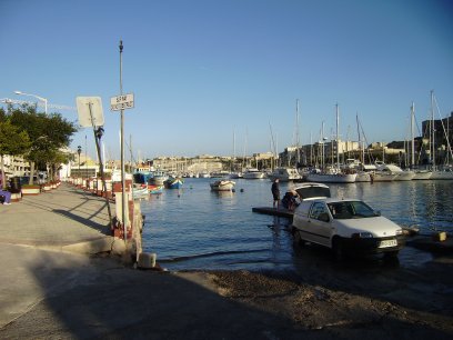 De slipway halverwege Msida Creek, verderop is de marina