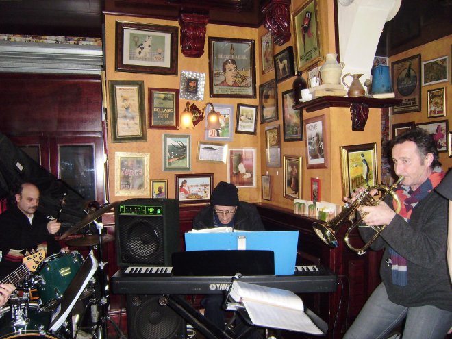 Jazzcombo in Café Jubilee, Gzira. In het midden achter de piano Lino Cauchi
