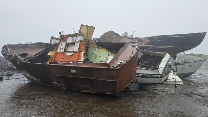 Gedumpte boten langs het IJsselmeer worden verzameld, gesloopt en gerecycled bij Remondis in Lelystad (foto: Omroep Fleveoland).