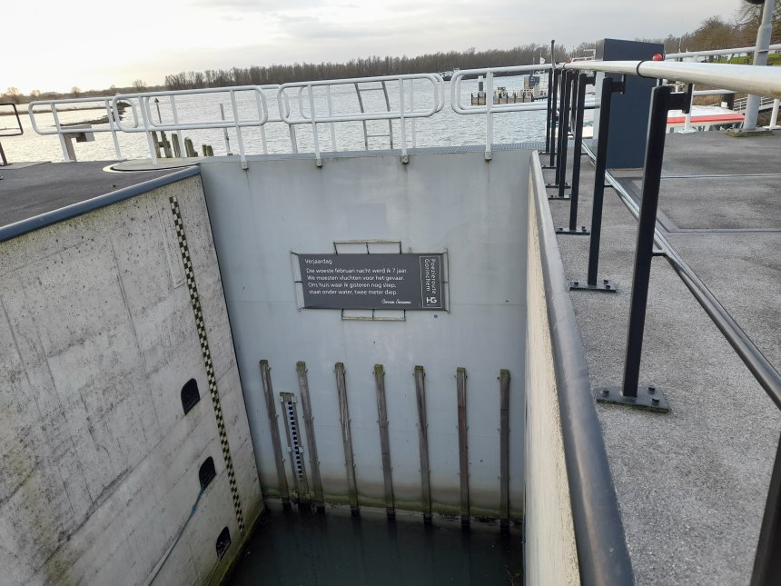 Op de buitenste deur van de Lingesluis staat het winnende kwatrijn van Corrie Besems.