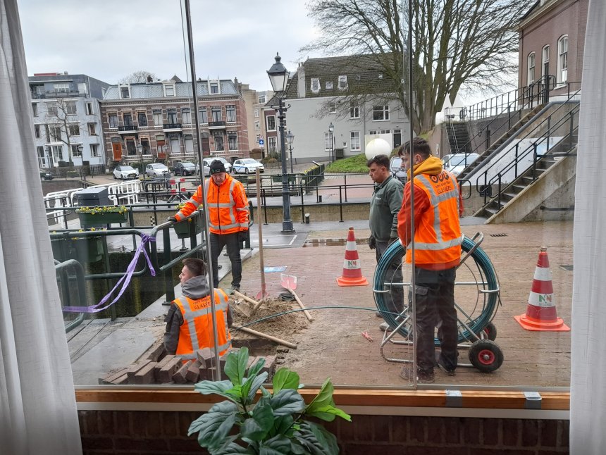 Leggen van de glasvezelkabel langs onze serre naar de buren.