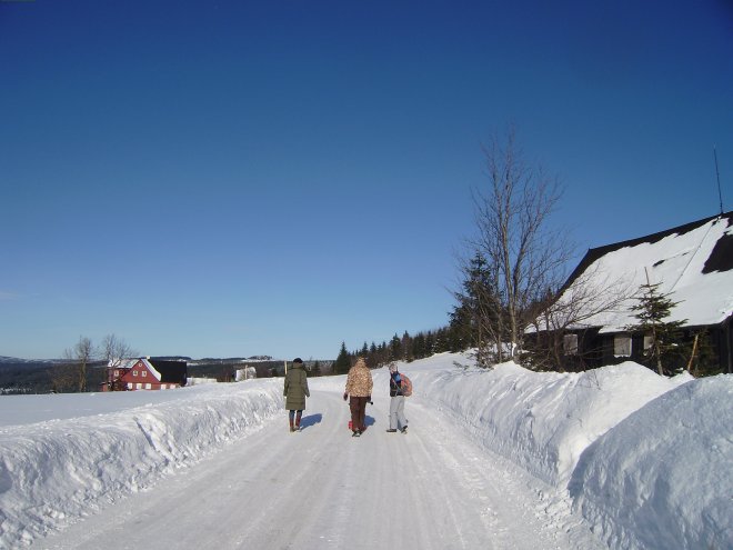 Langs de weg wallen van sneeuw