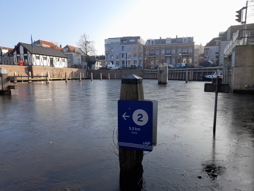 Vannacht is de haven dichtgevroren. Dat gebeurt niet meer zo vaak.