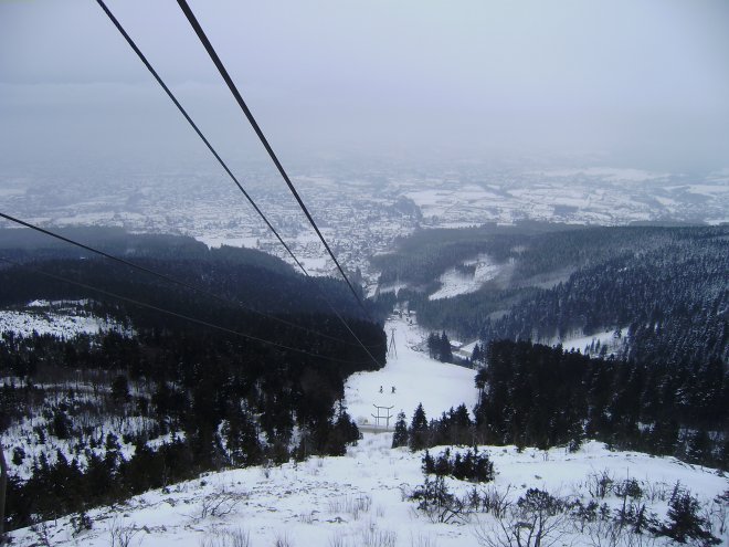 Uitzicht vanaf de Jested op Liberec. Helaas is het wat nevelig en grijs
