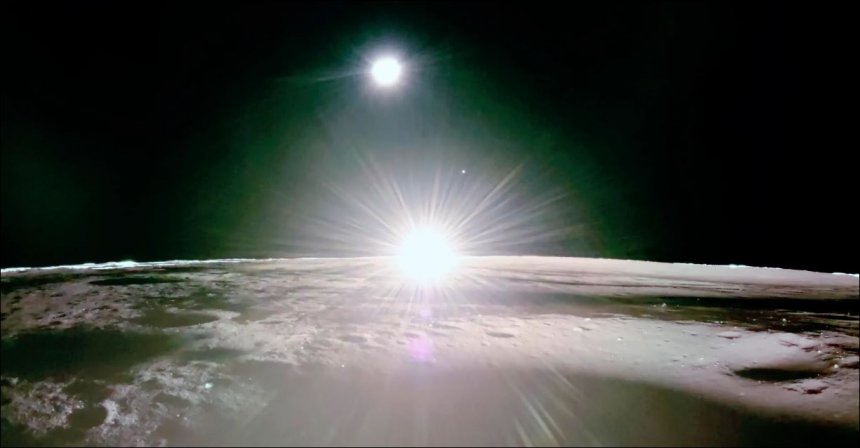 Horizongloed op de maan. Onderaan de zon, halfonder de horizon, boven de aarde en een stipje erussenin. Dat is Venus.  (NASA/Firefly Aerospace via AP)