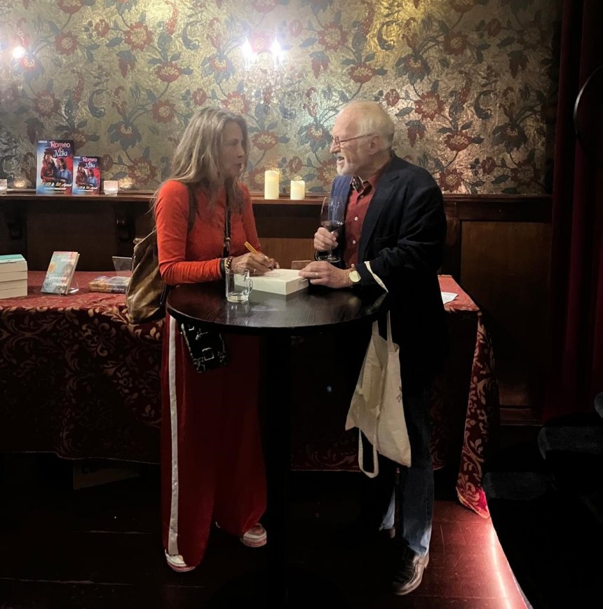 In Theater Peeriscoop schrijft Marion Bloem haar emailadres voorin haar boek (foto: Suzan Kleyn)