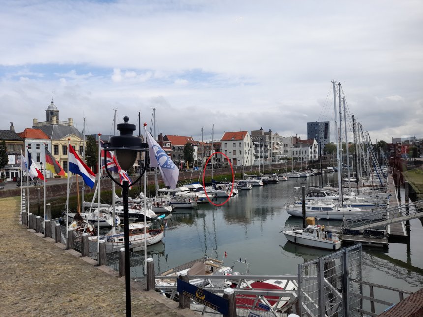 Dulce in de Michiel de Ruijterhaven (rode ellips) bij eb.. Foto vanaf Brasserie Evertsen.