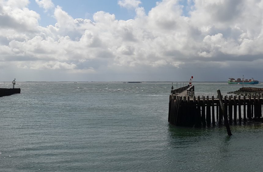 Onrustige zeegang in de Scheldemonding. Harde westenwind tegen afgaand tij.