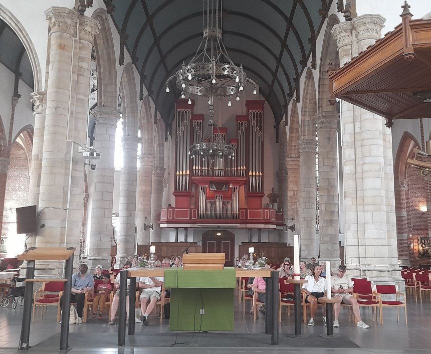 Het Flentrop-orgel in de Sint Jacobskerk in Vlissingen. Let op: de toehoorders zitten met de rug naar het orgel.