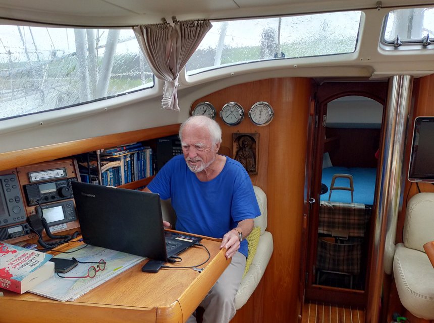 We zitten binnen  wanneer straffe buien de kajuitramen striemen.