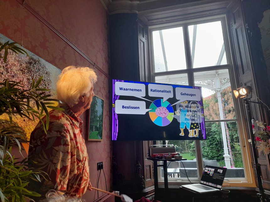 Wim T. begint zijn lezing over illusies in Sociëteit 'De Vergenoeging' in Middelburg.