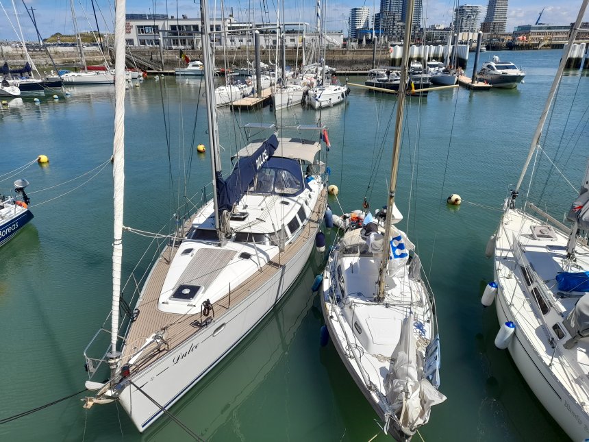Dulce in de haven van de RNSYC in Oostende. Op de achtergrond het clubgebouw (foto van gisteren).