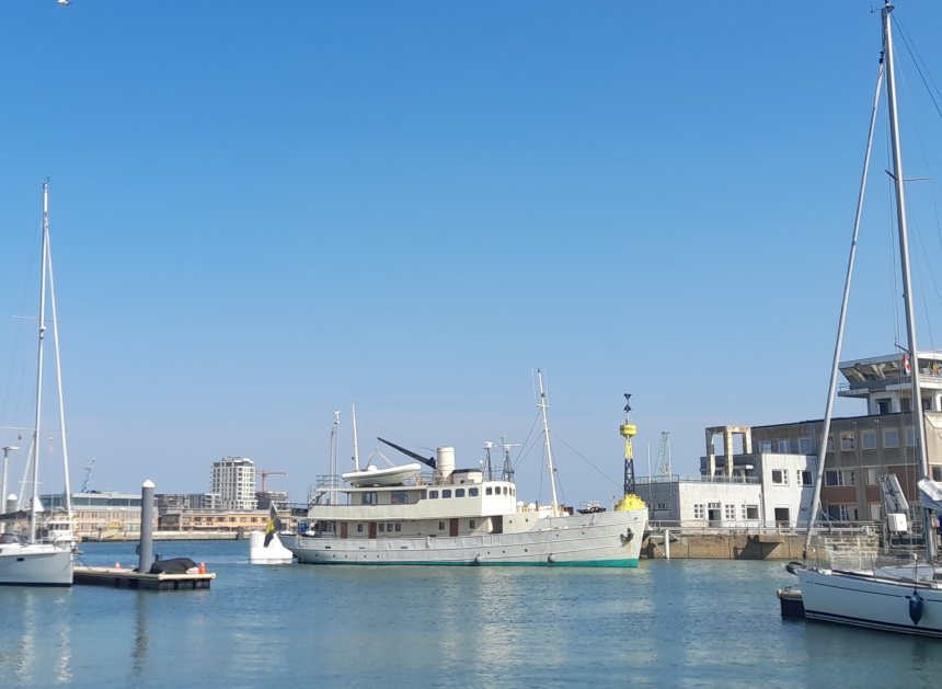 De Zweedse stoomboot 'Nautilus' passeert de invaart van de RNSYC.