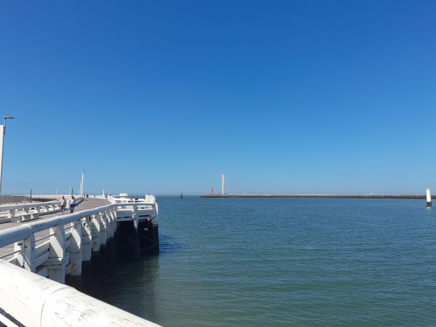 De uitvaart van Oostende naar de Noordzee. In het midden van de foto het rode baken van de oostelijke pier. Hier hopen we medio mei 2026 weer zee te kiezen, richting Duinkerken en verder.