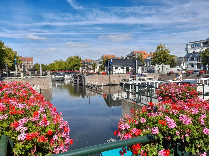Welig groeien de geraniums op en rond de sluis.